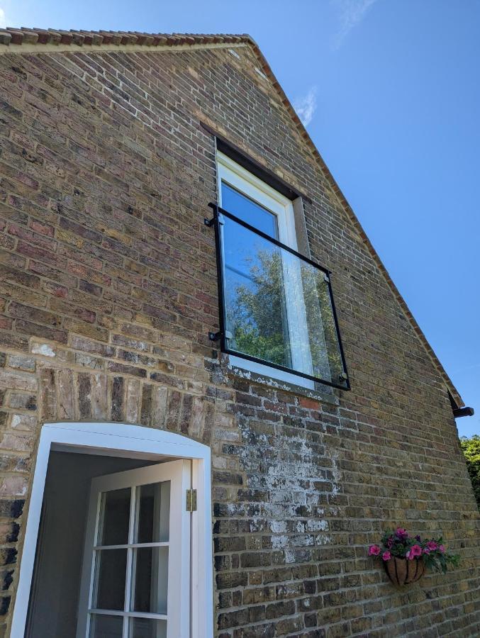 Myrtle Stables - Converted, Self-Contained, Countryside Hernhill エクステリア 写真